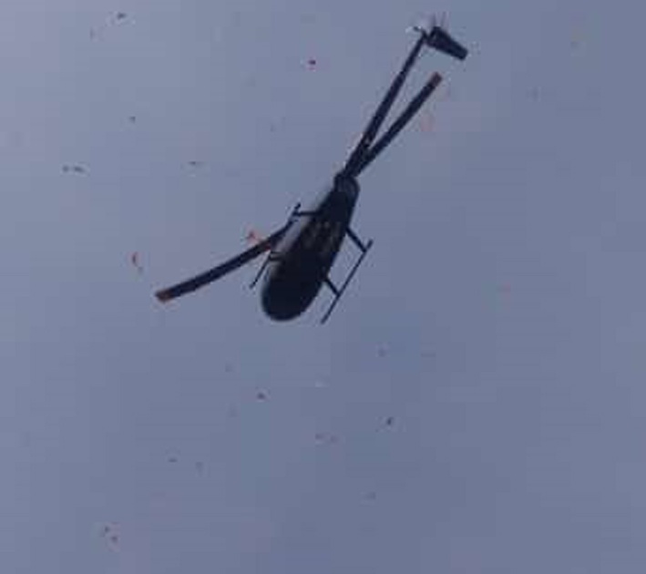 Floral by helicopter at the temple of Samarth | समर्थांच्या मंदिरावर हेलिकॉप्टरने पुष्पवृष्टी