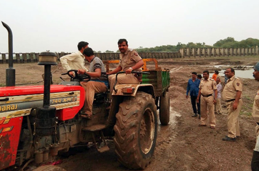  Three tractors of sand smuggling seized | गोदापात्रात वाळू तस्करी करणारे तीन ट्रॅक्टर जप्त