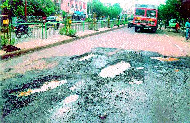 The kingdom of potholes on the Mumbai-Agra road; Citizens suffer | मुंबई-आग्रारोडवरील रस्त्यांवर खड्ड्यांचे साम्राज्य; नागरिक त्रस्त