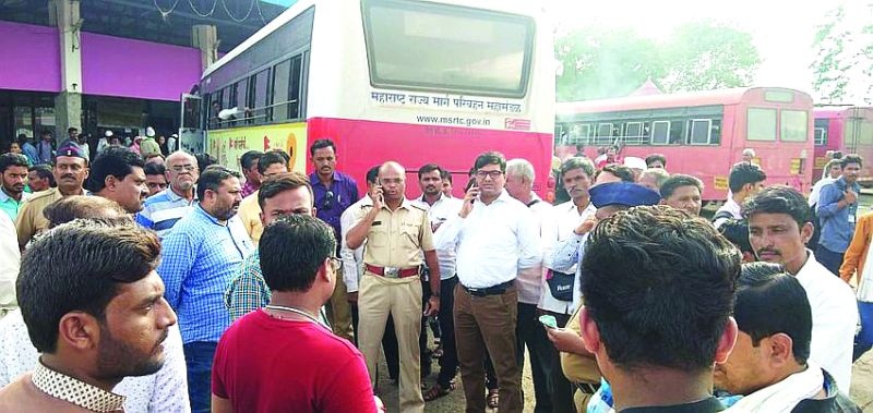 Khamgaon bus depot; Warkari, students | खामगाव आगाराकडून वारकरी, विद्यार्थी वेठीस