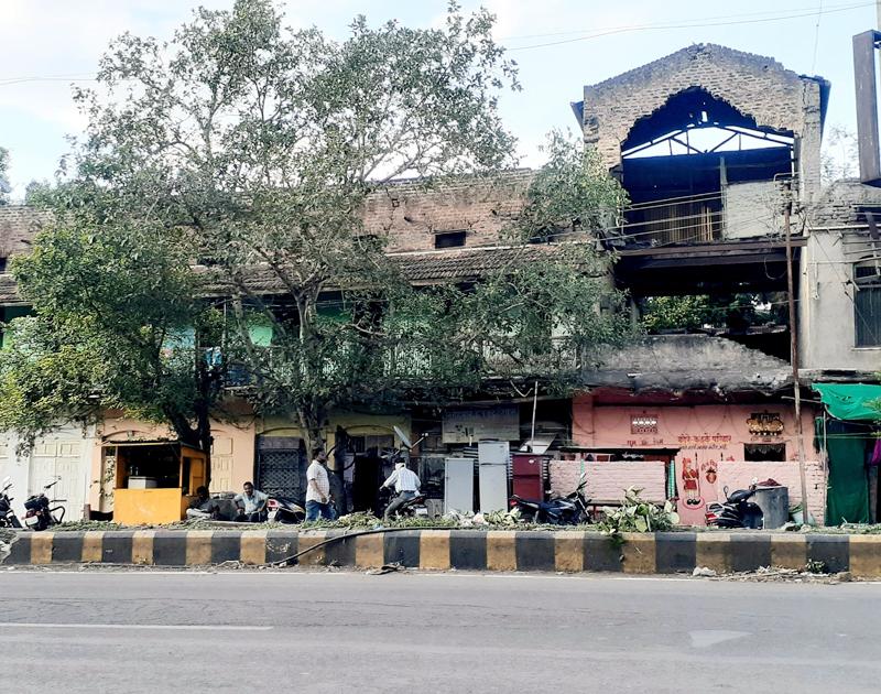 Shocking; Thousands of residents live in 250 dangerous buildings in the city of Solapur | धक्कादायक; सोलापूर शहरातील २५० धोकादायक इमारतीत हजारो रहिवासी राहतात बिनधास्त