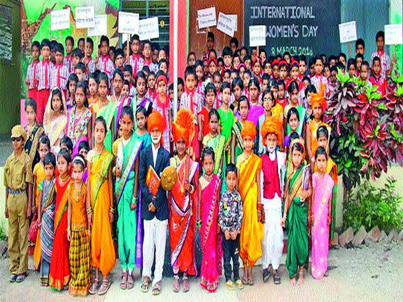 Honor: Females felicitate women in schools and colleges at Sinnar, Lasalgaon, Chandwad, Kalwan; | सन्मान : सिन्नर, लासलगाव, चांदवड, कळवण येथील शाळा-महाविद्यालयांत महिलांचा सत्कार महिला दिनानिमित्त जिल्ह्यात विविध कार्यक्रम