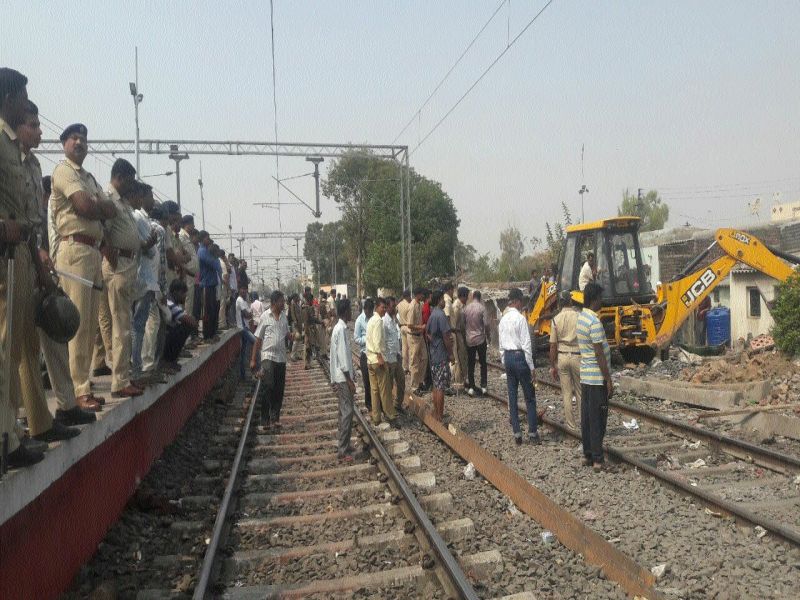 Railway Station: The administration has defeated the encroachment in Manmad | रेल्वेस्थानक : प्रशासनाने राबविली धडक मोहिम मनमाडला अतिक्रमण उद्ध्वस्त