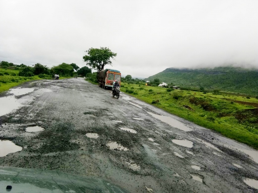 Chandwad-Manmad road mishap | चांदवड-मनमाड रस्त्याची दुरवस्था