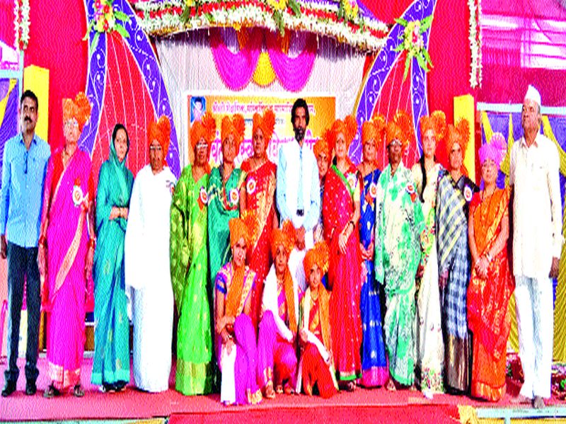 Shreeghri Pratishthan honored women by Nimpur: Datta's message of salvation with Prabhat Ferae | श्रीहरी प्रतिष्ठानतर्फे महिलांचा गौरव नामपूर : प्रभातफेरीसह बेटी बचावचा संदेश देणाºया नाटिकेने वेधले लक्ष