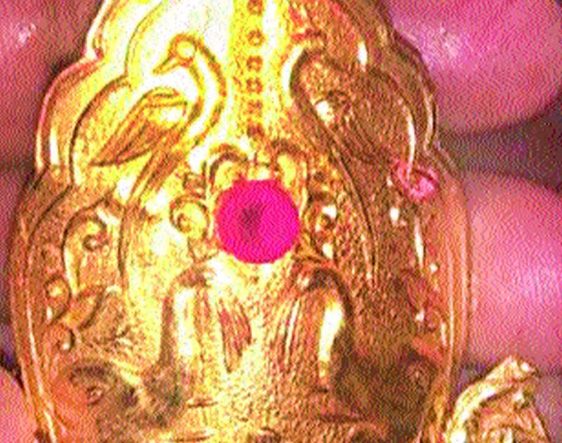 Balaji Parva gold crown in Parola | पारोळा येथील बालाजी चरणी सोन्याचा मुकुट