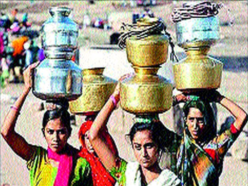 Lack of farmers: Water shortage in the water level of the wells decreased | शेतकऱ्यांचे हाल : विहिरींची पाणीपातळी खालावली सावकारवाडीत पाणीटंचाई