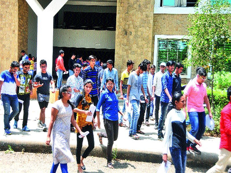 Two and a half thousand students of the Marandi Dandi State Service Examination: Something confusing | अडीच हजार विद्यार्थ्यांनी मारली दांडी राज्यसेवा परीक्षा : दोन परीक्षा केंद्रांमध्ये ऐनवेळी बदल; काहीसा गोंधळ