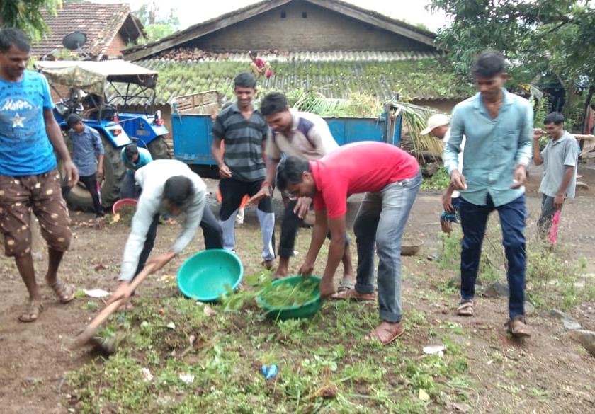 Sarasavale Pahuchibarikar for village cleanliness in the area! | परिसरातील ग्रामस्वच्छतेसाठी सरसावले पहुचीबारीकर !