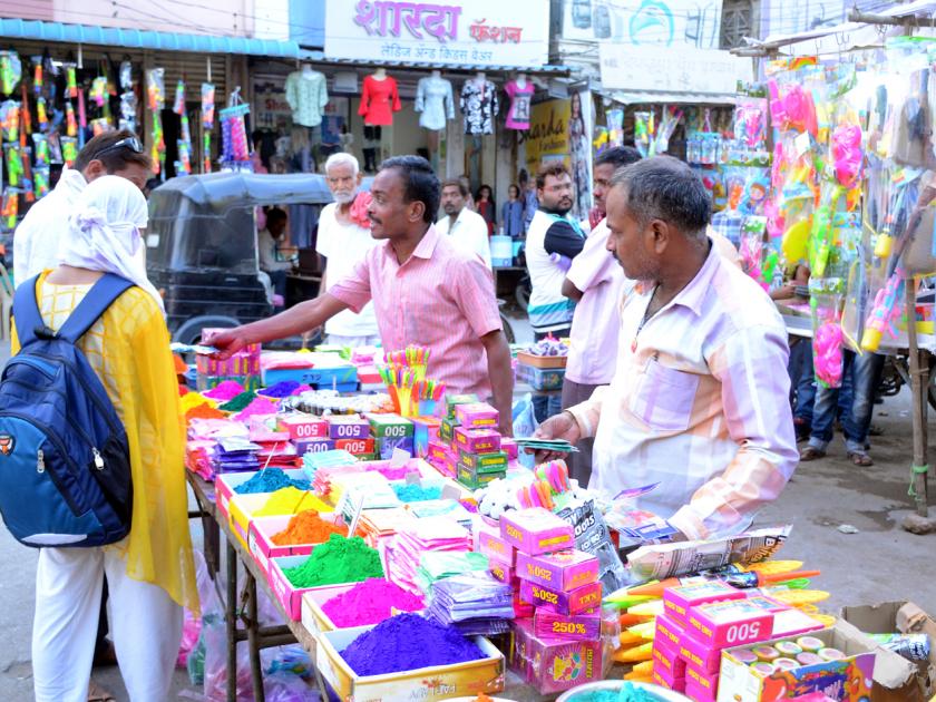 Parbhani: The market for color festivals blossomed | परभणी : रंगोत्सवासाठी बाजारपेठ फुलली