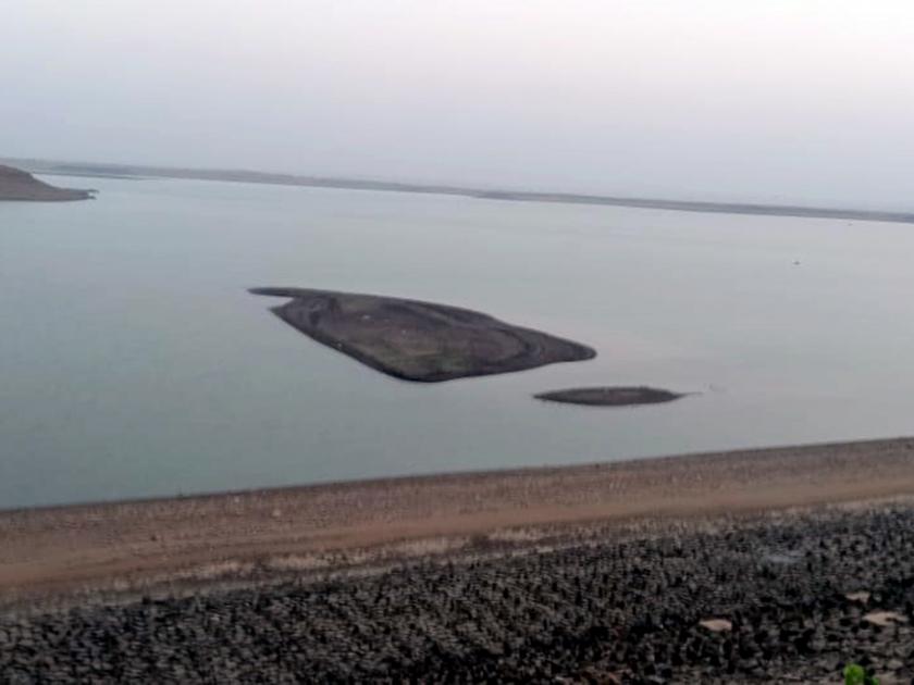 Parbhani: Administration deprecated to remove sludge in Yeldari dam | परभणी : येलदरी धरणातील गाळ काढण्यास प्रशासन उदासीन