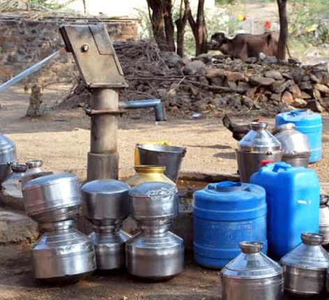 Parbhani: Water shortage crisis on hundreds of villages | परभणी :शेकडो गावांवर पाणीटंचाईचे संकट