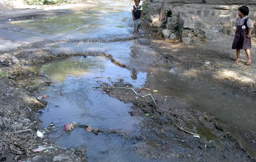 Parbhani; Loss of water due to intake of chana water in the field | परभणी ; चारीचे पाणी शेतात घुसल्याने नुकसान
