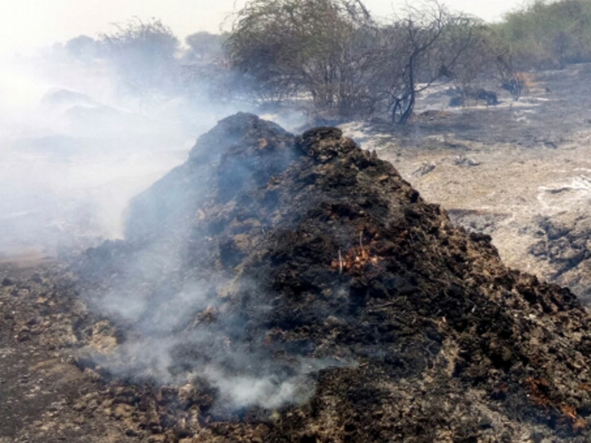 Kadaba Khak in the fire at Parwa in Parbhani district | परभणी जिल्ह्यात पारवा येथे आगीत कडबा खाक