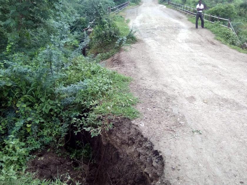 Parbhani: The road was dug near the open bridge | परभणी: खळी पुलाजवळ रस्त्याचा भराव खचला