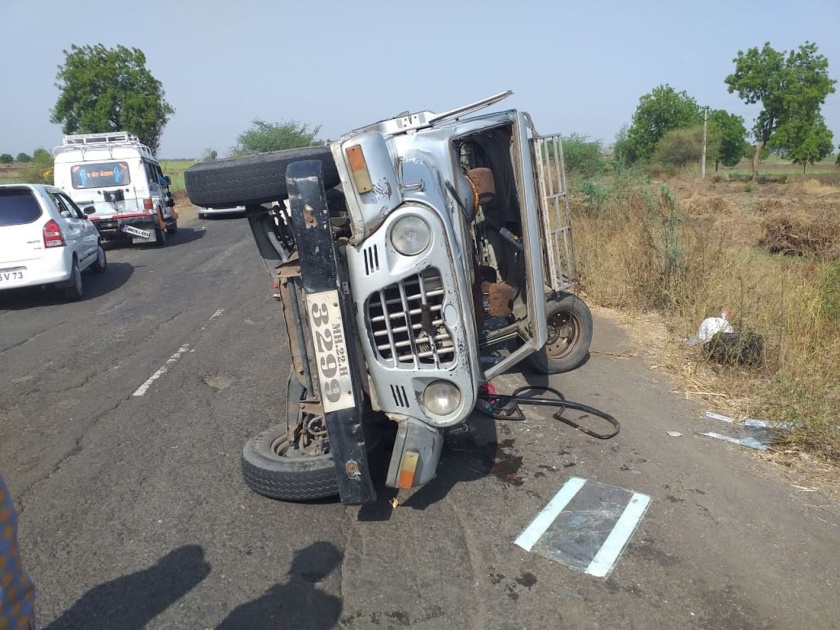 Accident in road accidents in Parbhani district; Three injured | परभणी जिल्ह्यात वसमत रस्त्यावर अपघात; तीन जखमी