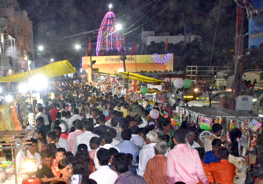 Parbhani: Dussehra festival is a place of joy | परभणी : दसरा उत्सवास आनंदाचे उधाण