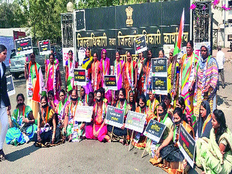 'Silent agitation' for women's safety '' Vadhi Mahila Congress: In front of the Collector's office, the dam | महिलांच्या सुरक्षिततेसाठी ‘मूक आंदोलन’ राष्टÑवादी महिला कॉँग्रेस : जिल्हाधिकारी कार्यालयासमोर धरणे