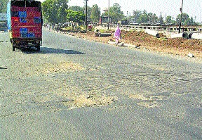 2 crore sanctioned for roads in the district | जिल्ह्यातील रस्त्यांसाठी १५८३ कोटी मंजूर