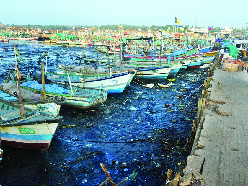 The boats in the sub-basin flutter, Ratnagiri coastline will be safe, Tamil Nadu 30 boats will stop | परजिल्ह्यातील बोटींचा परतीचा भोंगा वाजला, रत्नागिरी किनारपट्टी सुरक्षित, तामिळनाडूच्या ३० नौका थांबणार