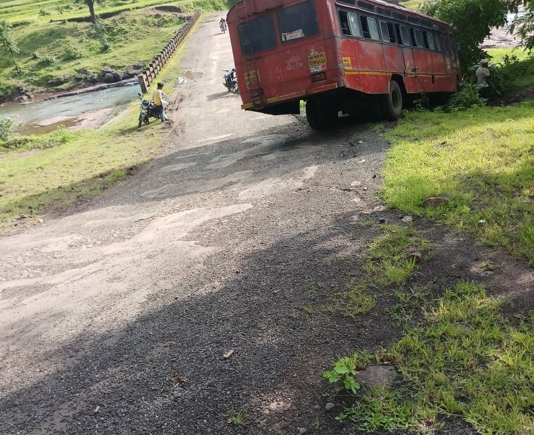 The victim of reddish-patching roads | खड्डेयुक्त रस्ते घेतोत लालपरीचा बळी