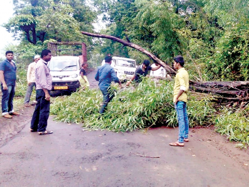 Sindhudurg: Due to heavy rains, the Umbard road will be jammed for an hour | सिंधुदुर्ग : मुसळधार पावसामुळे उंबर्डे मार्ग तासभर ठप्प