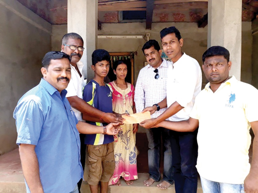 Sindhudurg: The student helped the 100 idiot group of Malvan | सिंधुदुर्ग : विद्यार्थ्याला मालवण येथील १०० इडियट ग्रुपची मदत