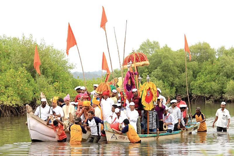  Sindhudurg: Rameshwar's dalapaswari in the ranch proceeded on the Jummul Island | सिंधुदुर्ग :आचऱ्यातील रामेश्वराची डाळपस्वारी जामडुल बेटावर रवाना