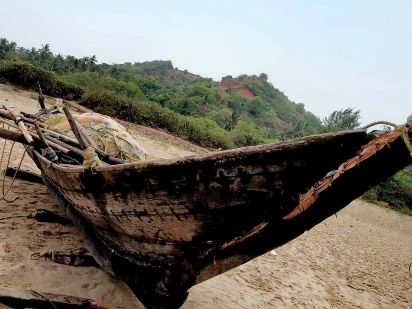  Lightning litter on fishery boat: loss of two lakhs | मच्छिमारी नौकेवर विजेचा लोळ: दोन लाखांचे नुकसान