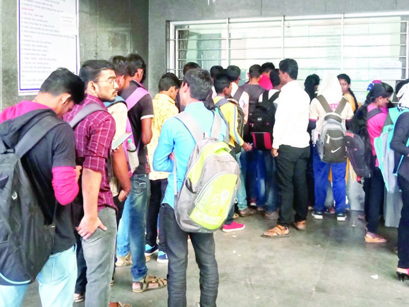 Student queues for bus passes | बसच्या पाससाठी विद्यार्थ्यांच्या रांगा