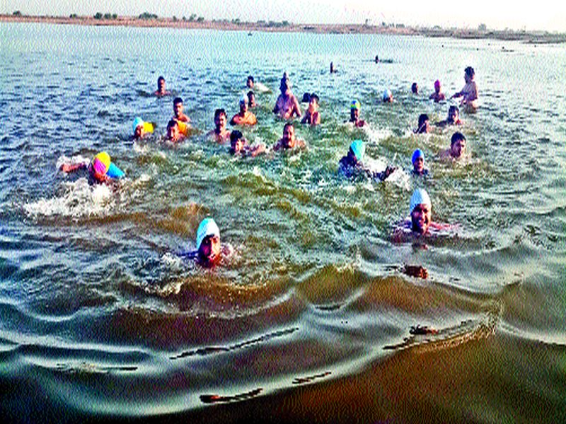Swimming grapes are on the rise in rush to rush in Khadkamalegaon bay | खडकमाळेगाव बंधाऱ्यात पोहणाºयांची गर्दी लासलगाव : वाढत्या उकाड्यावर ‘स्विमिंग गु्रप’चा उपाय