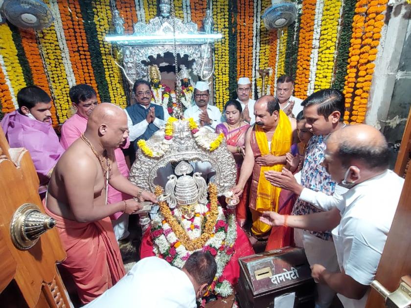 Palkhi of Nivruttinath in the presence of few devotees | मोजक्या भाविकांच्या उपस्थितीत निवृत्तीनाथांची पालखी