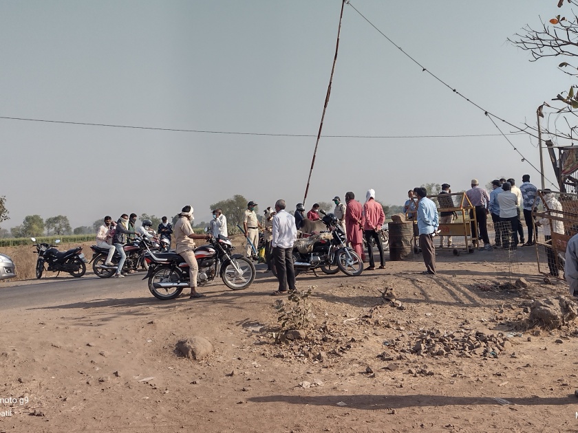 Maharashtra-Madhya Pradesh border entry ban, condition of passengers | महाराष्ट्र - मध्यप्रदेश सीमेवर प्रवेश बंदी, प्रवाशांचे हाल