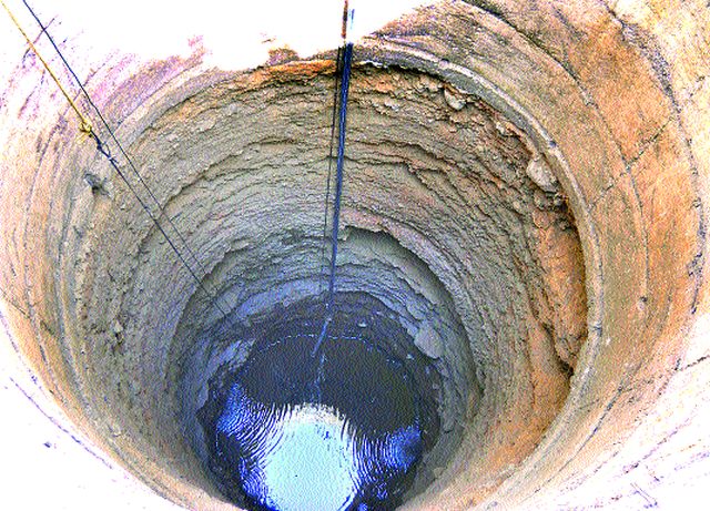 Water in tanks rather than dangerous wells | धोकादायक विहिरीऐवजी टाक्यांमध्ये पाणी