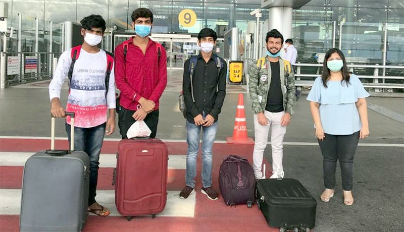 Four students from Maharashtra who were in Bangkok returned home | बँकॉकमध्ये अडकलेले महाराष्ट्रातील चार विद्यार्थी स्वगृही परतले
