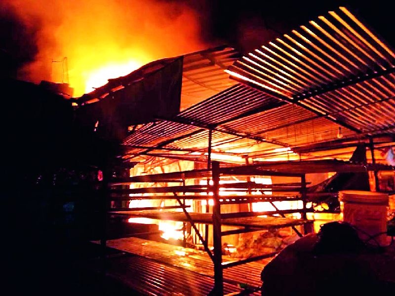 Fire; Five shops of Rakharangoli | अग्नितांडव; पाच दुकानांची राखरांगोळी
