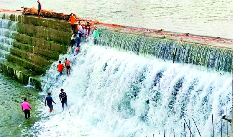 Digras dam becomes the center of death | दिग्रसचे धरण ठरतेय मृत्यूचे केंद्र