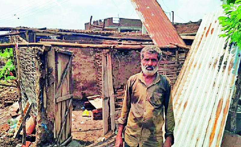 Gharkul beneficiary's world is open | घरकुल लाभार्थ्याचा संसार उघड्यावर