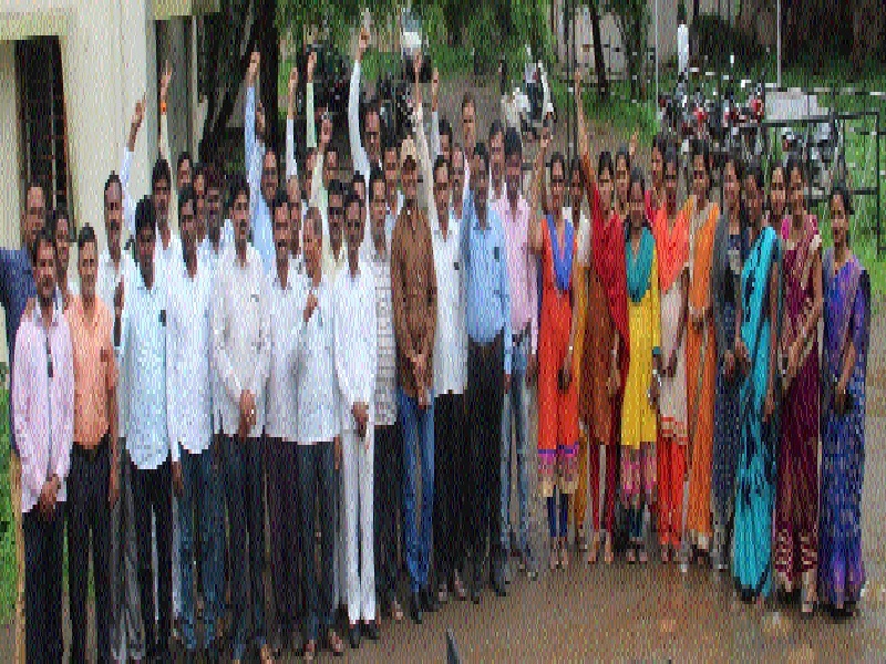 Agitation to hold village servicemen in Jalna district | ग्रामसेवकांचे जालना जिल्ह्यात धरणे आंदोलन