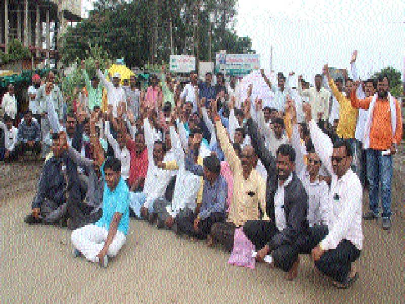 Rastaroko agitation of teachers in Jalna district | जालना जिल्ह्यातील शिक्षकांचे रास्तारोको आंदोलन
