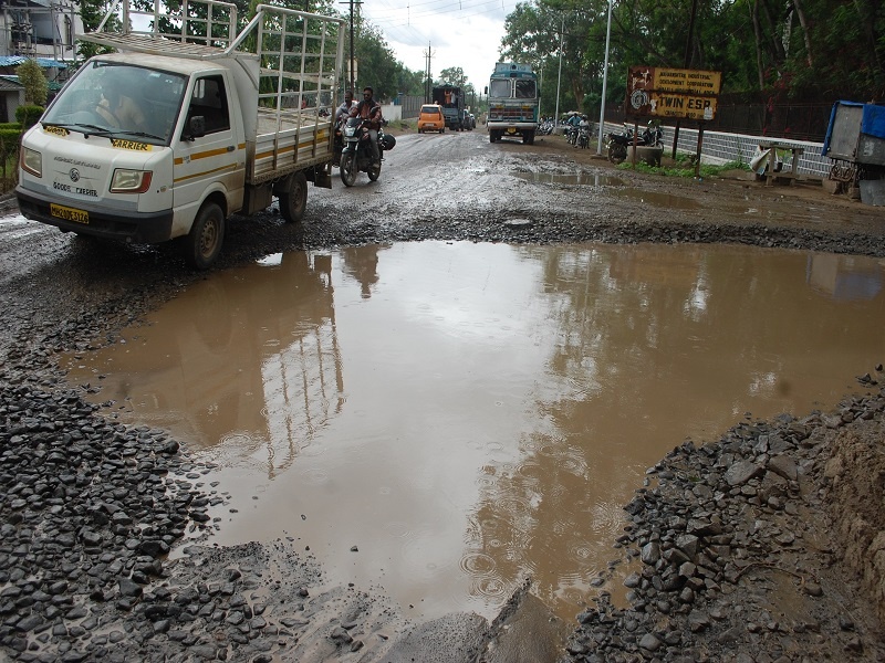 Roads missing in the potholes in industrial area | वाळूज उद्योगनगरीत खड्ड्यांत हरवले रस्ते
