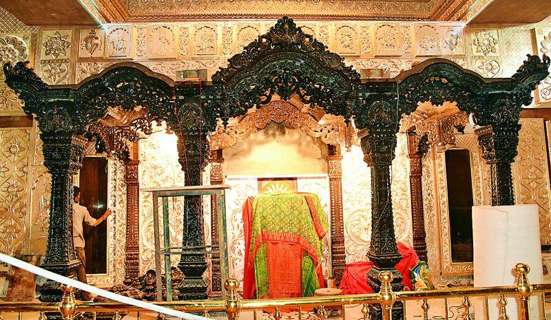 The temple of Mahalaxmi is shining by gold and silver of Nagpur district | नागपूर जिल्ह्यातील महालक्ष्मी जगदंबेचा गाभारा सोन्याचांदीने मढवला