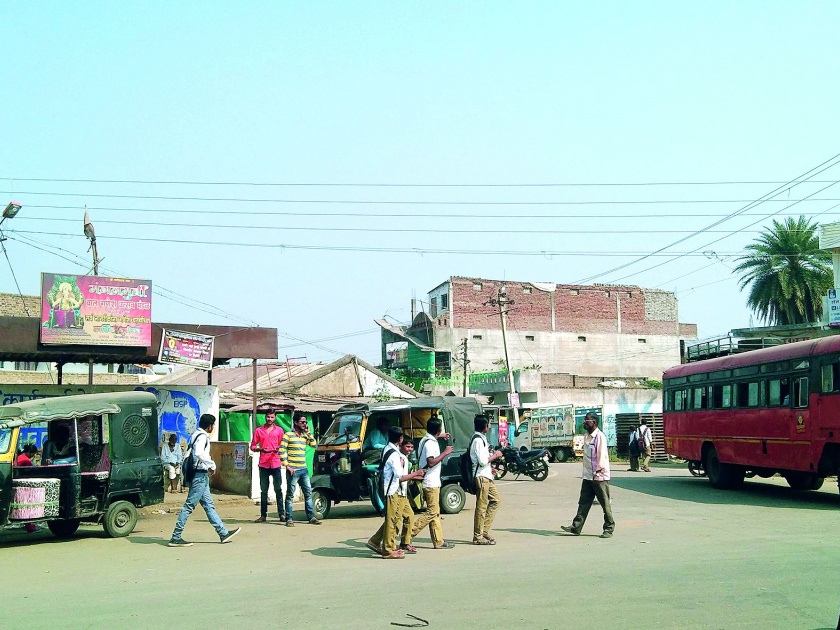 Takalghat bus stand need attention in Nagpur district | नागपूर जिल्ह्यातील टाकळघाट प्रवासी निवारा झाला दारुड्यांचा अड्डा