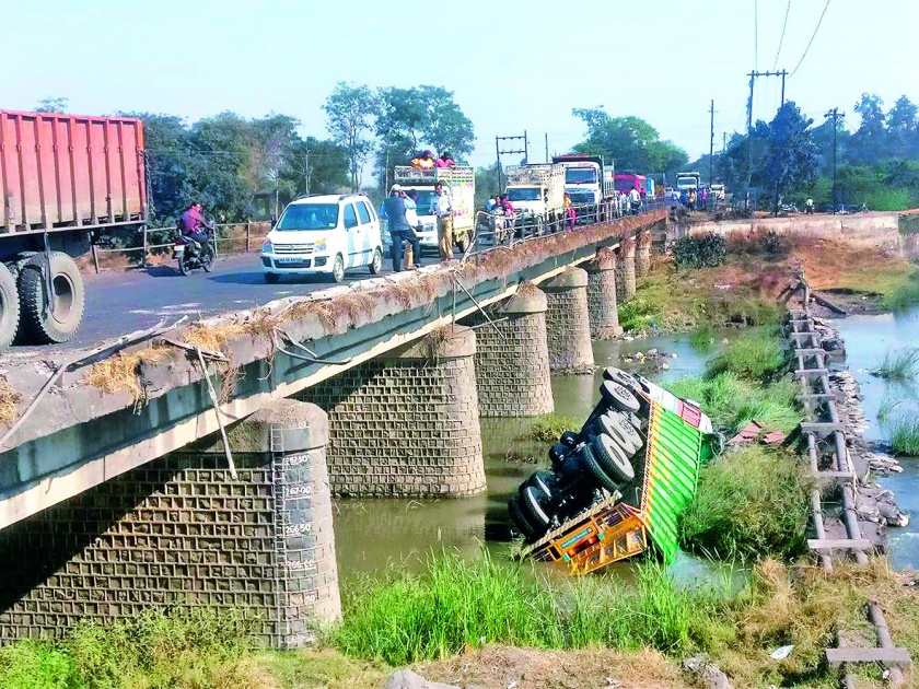 Truck collapses in river; Events in Nagpur district | दुचाकीला धडक देऊन नदीत ट्रक कोसळला; नागपूर जिल्ह्यातील घटना
