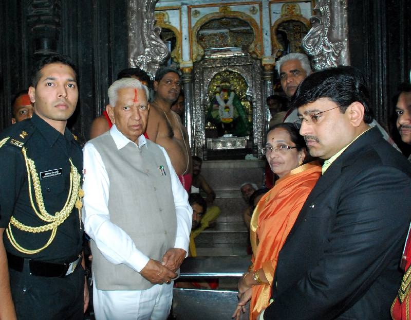 The governor of Karnataka took the view of Ambabai, | कोल्हापूर : कर्नाटकच्या राज्यपालांनी घेतले अंबाबाईचे दर्शन, अनेक मान्यवर पदाधिकारी, अधिकारी होते उपस्थित