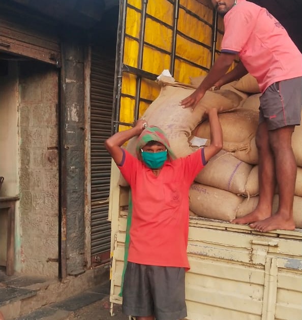 Distribution of food grains to five lakh ration card holders in the district | CoronaVirus Lockdown : जिल्ह्यात पाच लाख रेशन कार्डधारकांना धान्य वाटप