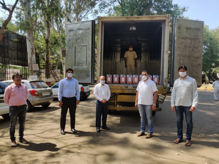 corona in kolhapur-1 liter sanitizer for district by Rohit Pawar: handed over to collector | corona in kolhapur-रोहित पवार यांच्याकडून जिल्ह्यासाठी ६०० लिटर सॅनिटायझर : जिल्हाधिकाऱ्यांकडे सुपूर्द