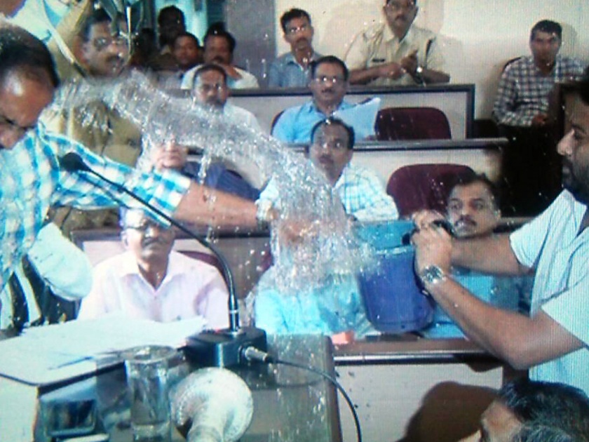 Kolhapur municipal commissioner-water-engineer obstructed, water supply crisis in the meeting | कोल्हापूरात अपुऱ्या पाणीपुरवठ्यामुळे नगरसेवकांचा उद्रेक, अधिकाऱ्यांच्या अंगावर फेकले पाणी
