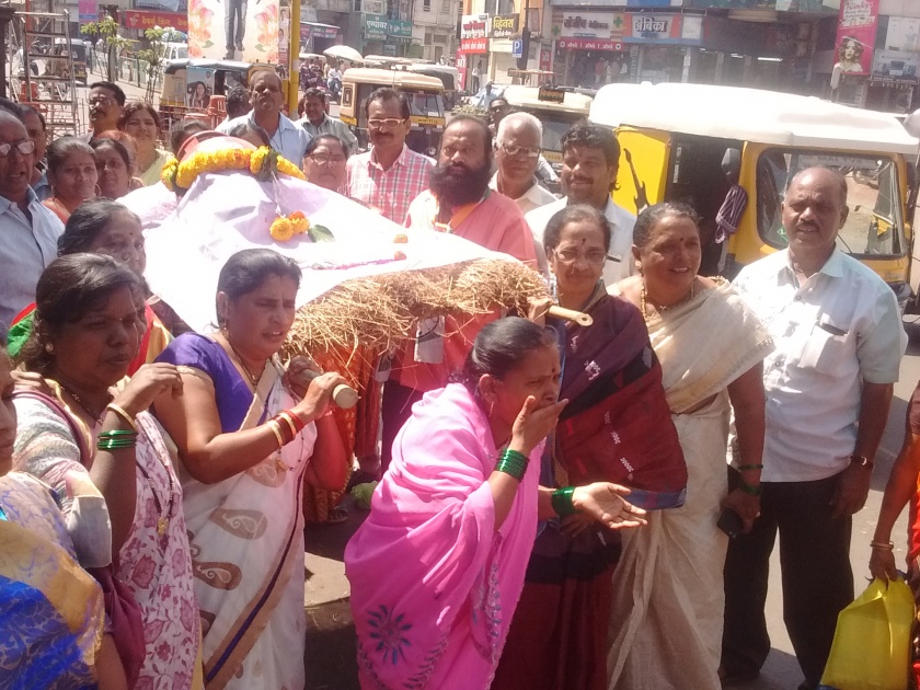 The symbolic endeavor of the Nationalist Congress Women's Front in Kolhapur to protest the gas price hike |  कोल्हापुरात राष्ट्रवादी काँग्रेस महिला आघाडीतर्फे गॅस दरवाढीच्या निषेधार्थ प्रतीकात्मक अंत्ययात्रा