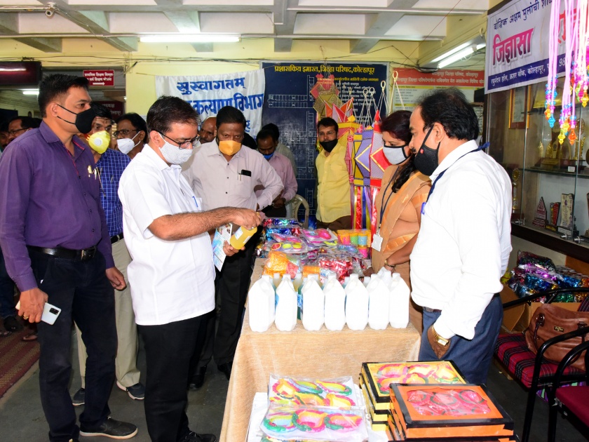 Good response to disabled students' items, display and sale in Zilla Parishad | दिव्यांग विद्यार्थ्यांच्या वस्तूंना चांगला प्रतिसाद, जिल्हा परिषदेत प्रदर्शन व विक्री